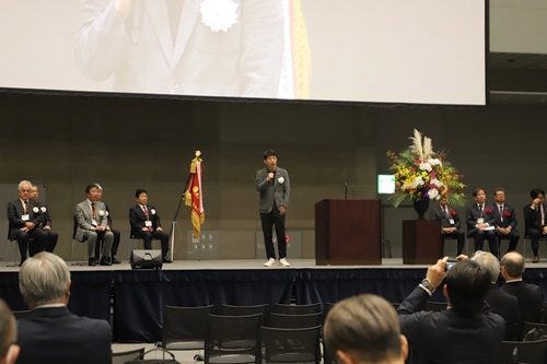 写真：あいさつする山本知事