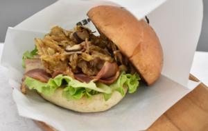 麴ときのこの菌菌バーガーの写真