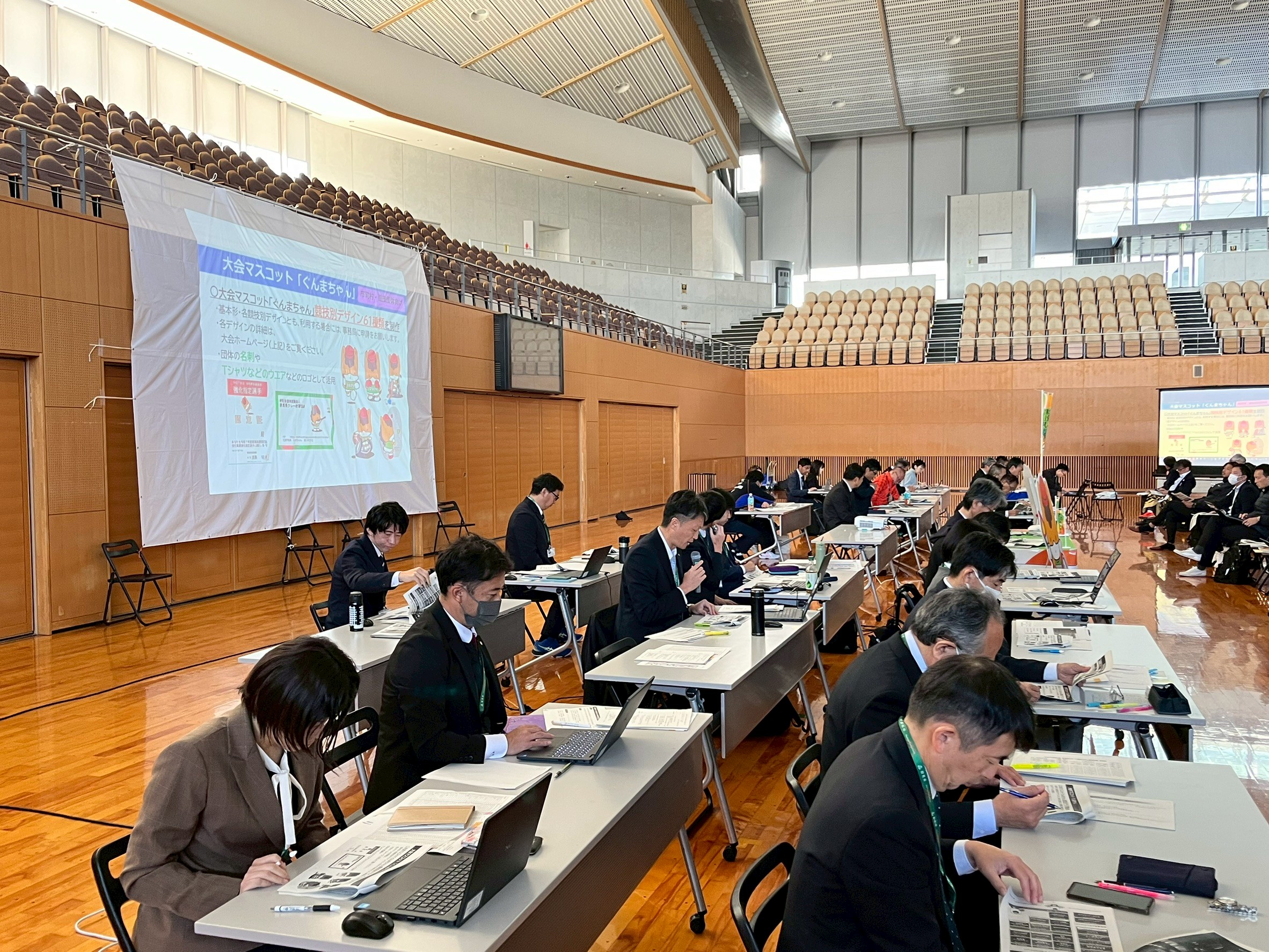 パネリスト側のテーブルの様子の写真