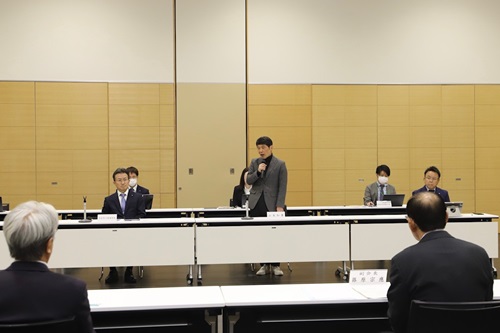 写真：あいさつする山本知事