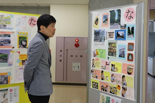 写真：展示作品を見学する山本知事