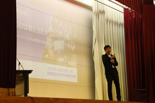 プレゼンをする山本知事