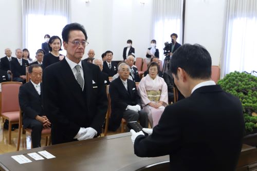 表彰をする山本知事