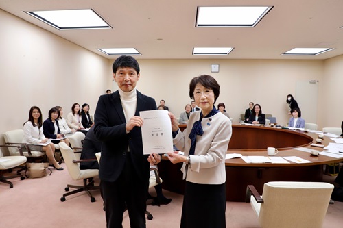 山本知事と出席者の記念写真