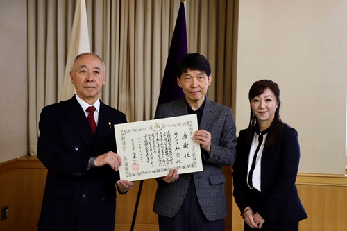 山本知事と出席者の記念写真