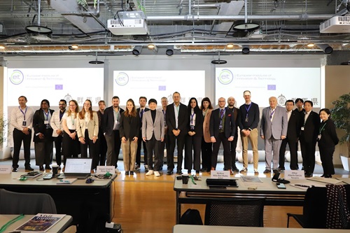 写真：記念撮影する出席者