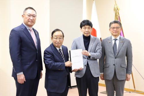 要望書を受け取る山本知事