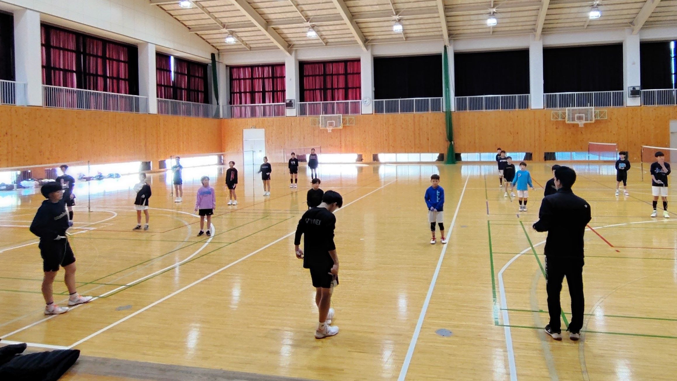 全体で基礎トレーニングを行う様子の写真