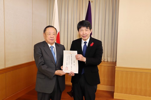 山本知事と出席者の記念写真