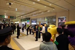 高崎駅改札前での啓発の様子の写真