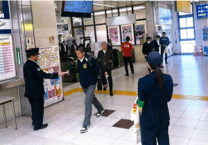 新前橋駅改札前での啓発活動の様子の写真