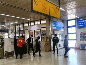 新前橋駅改札前での啓発の様子の写真