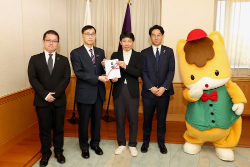 記念写真撮影に臨む山本知事