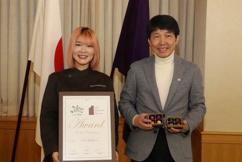 記念写真撮影に臨む山本知事