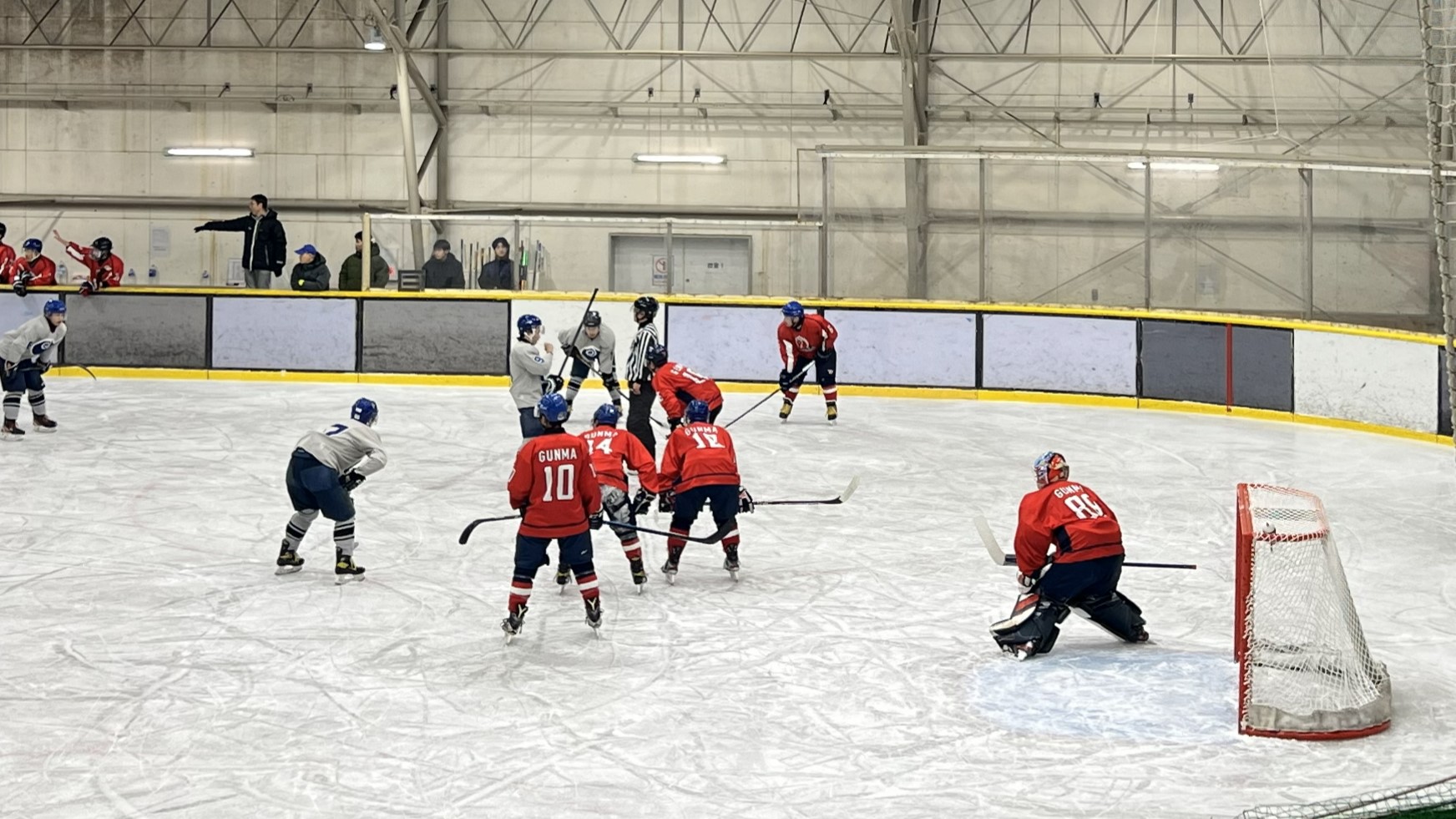 群馬県チームが守備を行う写真