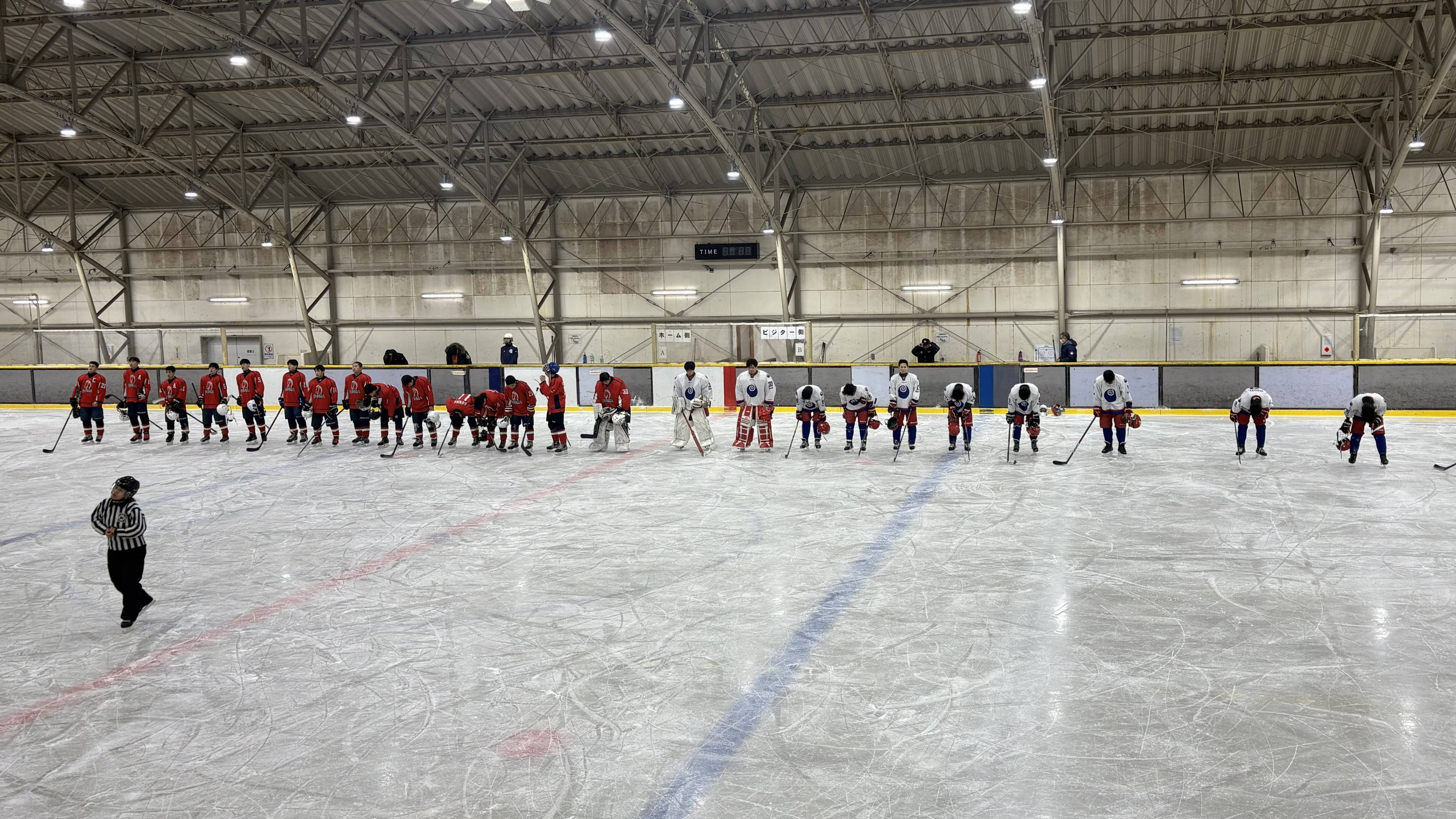 試合後の整列の写真