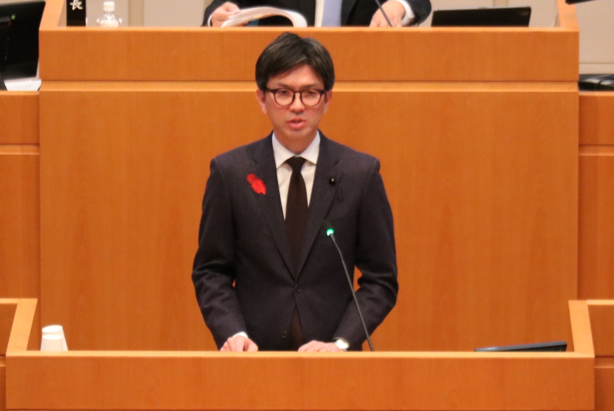 亀山委員長の画像