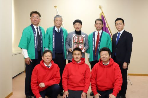 記念写真撮影に臨む山本知事