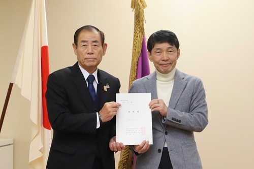写真：要請書を受け取る山本知事