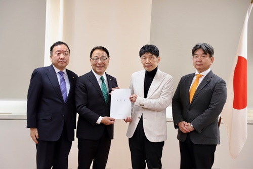 山本知事と出席者の記念写真