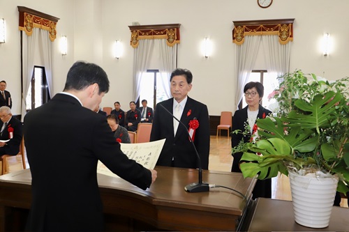 表彰状を授与する山本知事