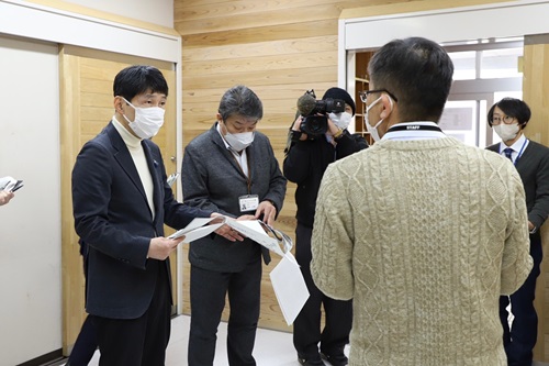 写真：施設を見学する山本知事