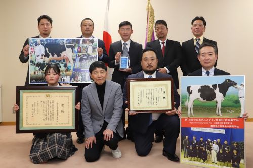 記念写真撮影に臨む山本知事