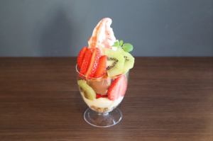 旬のフルーツパフェ～やよいひめ・キウイ～
