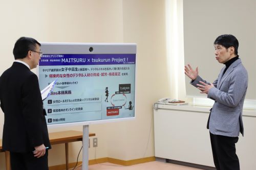 担当部長から説明を受ける山本知事