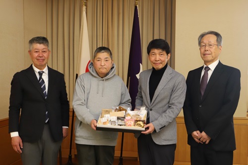 写真：記念撮影する山本知事と来庁者の皆さま