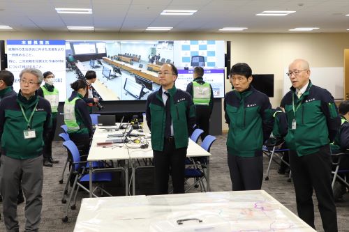 訓練を視察する山本知事