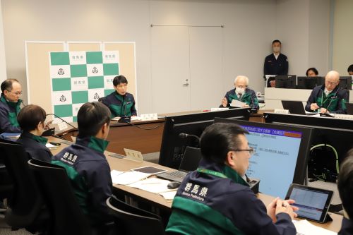 災害対策本部会議に参加する山本知事
