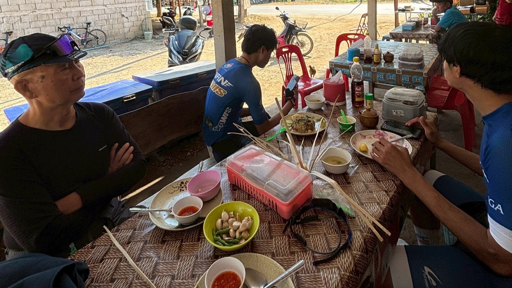タイでの食事の様子の写真