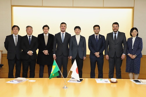 写真：記念撮影する出席者