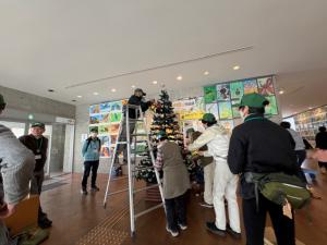 クリスマスツリー飾りつけ（脚立）