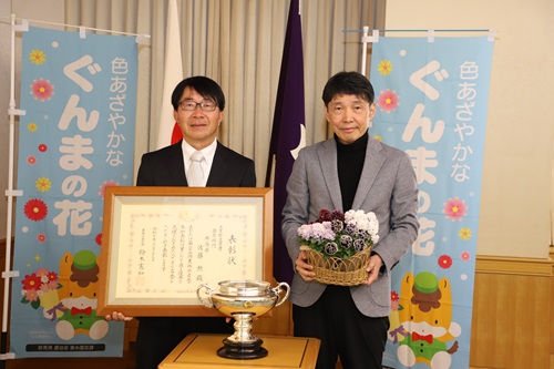 山本知事と出席者の記念写真