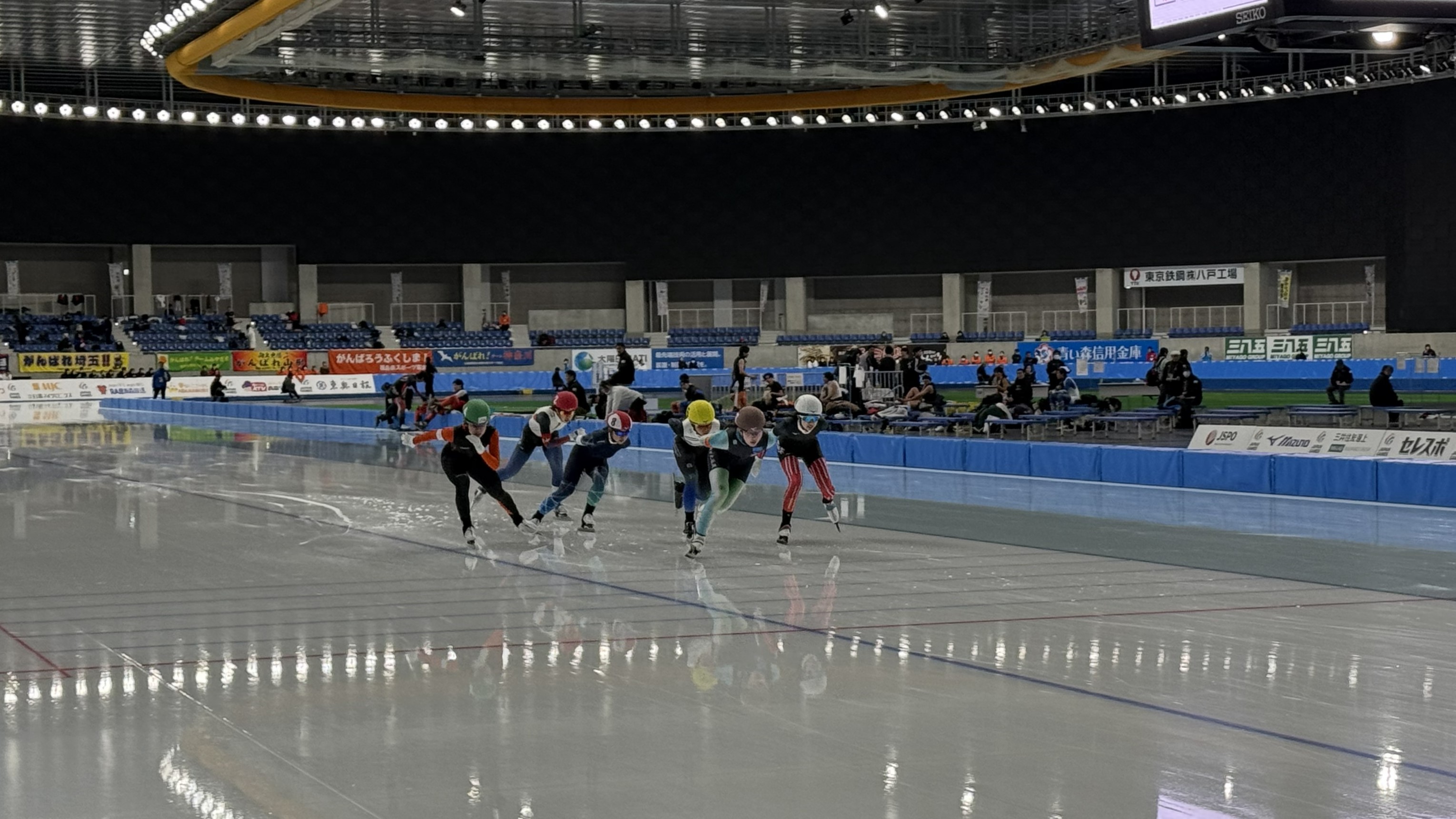 スピードスケート競技のスタート時の写真