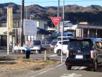 停止線でとまりましょうとプラカードで呼びかけるキャラバン隊の画像