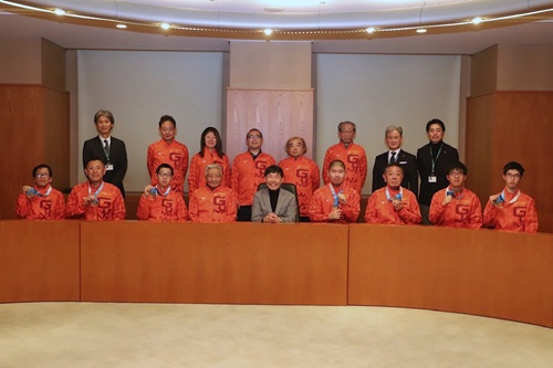 写真:記念撮影する出席者