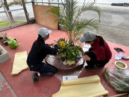 本番直前！　園芸装飾技能士3級の受検課題の制作に励む写真