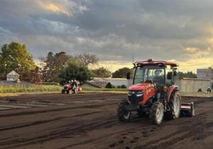 ほ場耕耘作業の写真