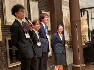 交流会での学校紹介の様子の写真