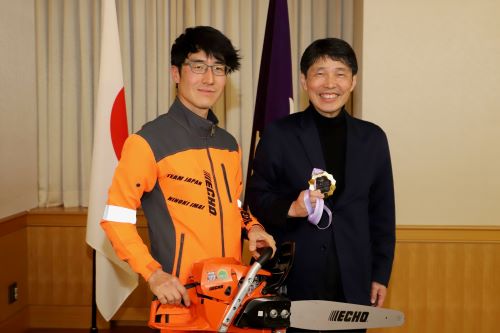 記念写真撮影に臨む山本知事