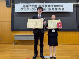 受賞した学生の様子の写真