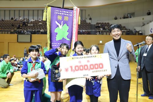 記念写真撮影に臨む山本知事