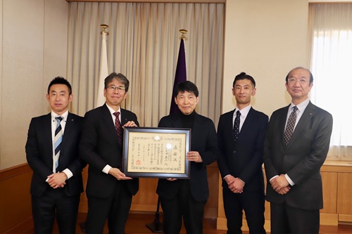 山本知事と出席者の記念写真