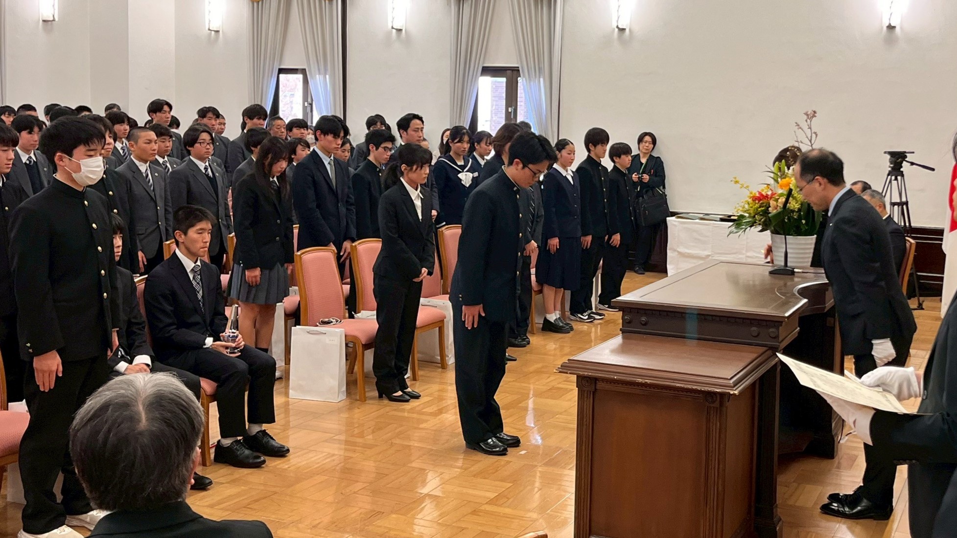 スポーツ優秀賞代表受領の様子の写真