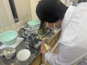 新しい粉末機を扱っている学生の様子の写真