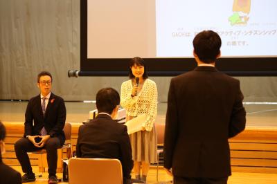 生徒からの質問に答えるあべともよ議員の画像