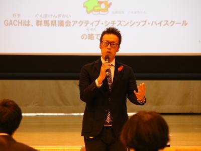 あいさつをする牛木義議員の画像